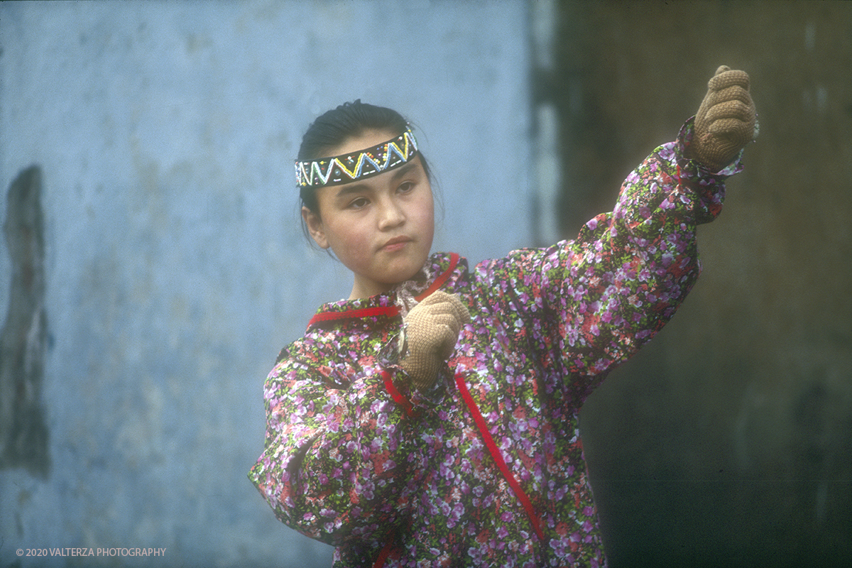 156 SIBERIA.jpg - Luglio/Agosto 1992. Siberia, terra dei Chukchi. Nell'oceano artico  125 Km a nord-est della penisola dei Chukchi (Siberia) c'Ã¨ l'isola di Wrangel, essa ospita piÃ¹ del doppio di specie vegetali (417) di qualsiasi territorio artico a paritÃ  di superficie nonchÃ¨ 30 specie diverse di uccelli oltre ad orsi polari, foche e trichechi ; per questo motivo   Ã¨ stata proclamata patrimonio dell'umanitÃ  dall'UNESCO. Nella foto  danze folkloristiche Chukchi a Uelen